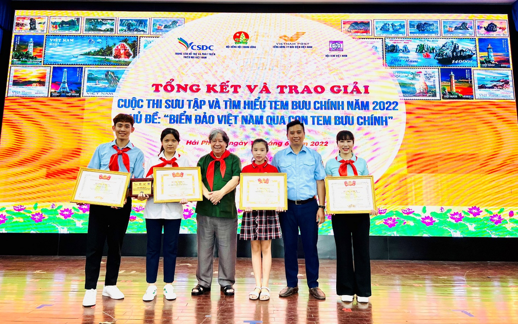 Niềm vui của cô trò trường Tiểu học Thành Công B trong lễ trao giải cuộc thi  Sưu tập và tìm hiểu tem Bưu chính năm 2022 với chủ đề “Biển đảo Việt Nam qua con tem Bưu chính”