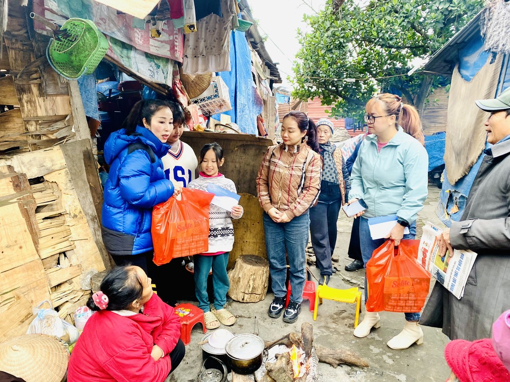 Tổ Nghệ thuật trường Tiểu học Thành Công B mang cái Tết ấm đến với một số gia đình có hoàn cảnh khó khăn tại phường Phúc Xá, quận Ba Đình, Hà Nội
