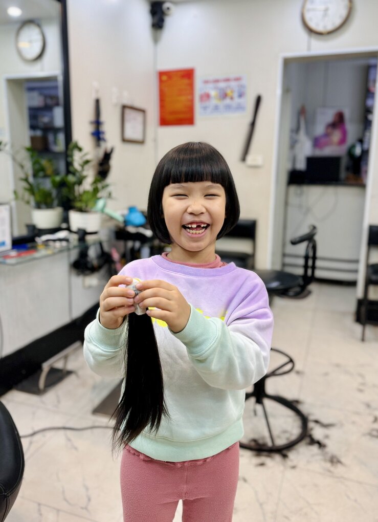 Hiến tóc tặng bệnh nhân ung thư – Nghĩa cử đẹp của cô học trò bé nhỏ Dương Tú Nhi lớp 1A4 trường Tiểu học Thành Công B