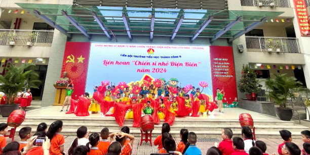 Học sinh khối 1 hồn nhiên, vui tươi với liên khúc “Em yêu đất nước Việt Nam” và “Em là bông lúa Điện Biên”