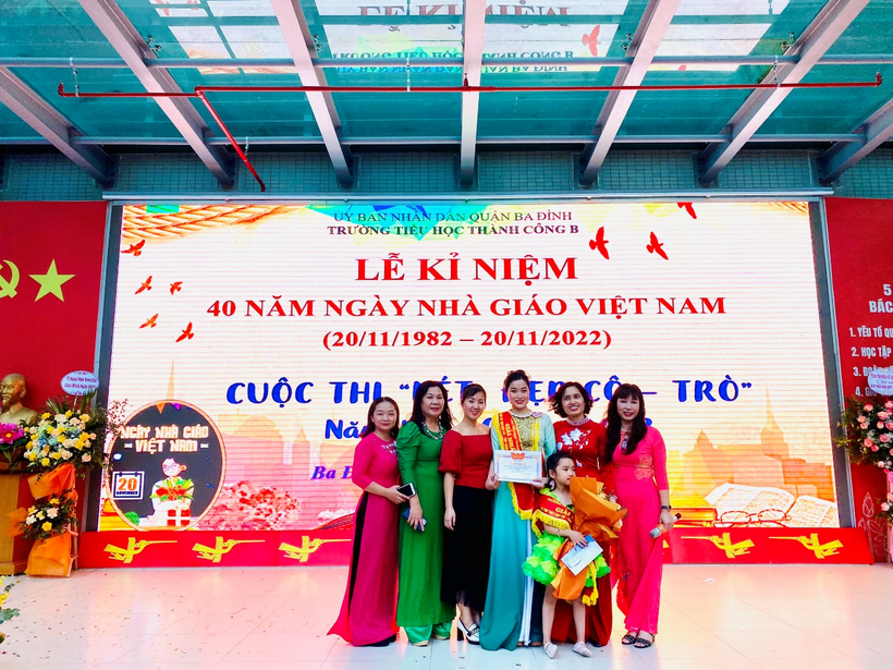 A group of women posing for a photo in front of a banner

Description automatically generated with medium confidence