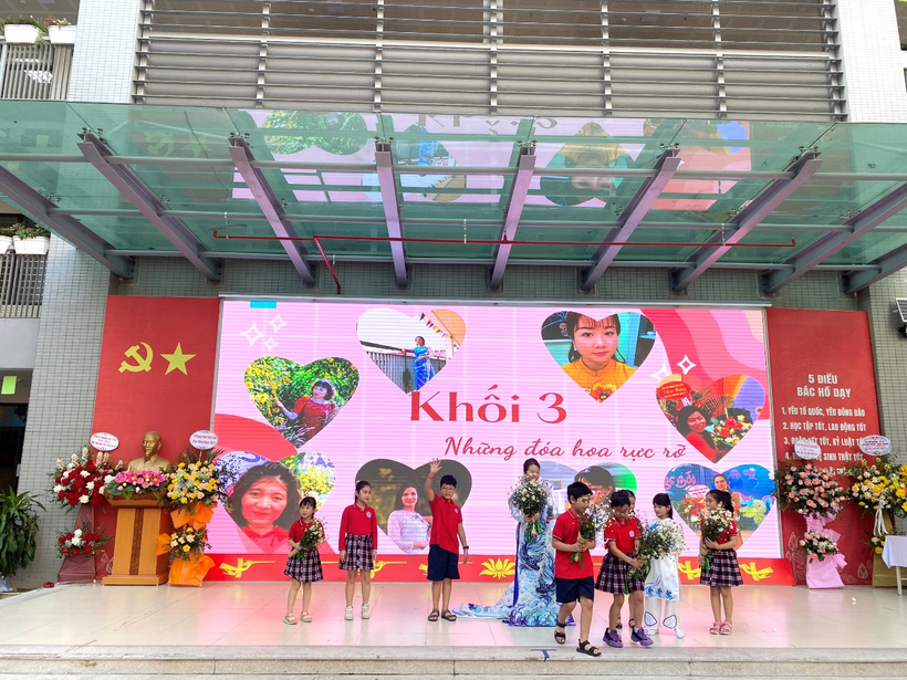 A group of children on a stage

Description automatically generated with medium confidence