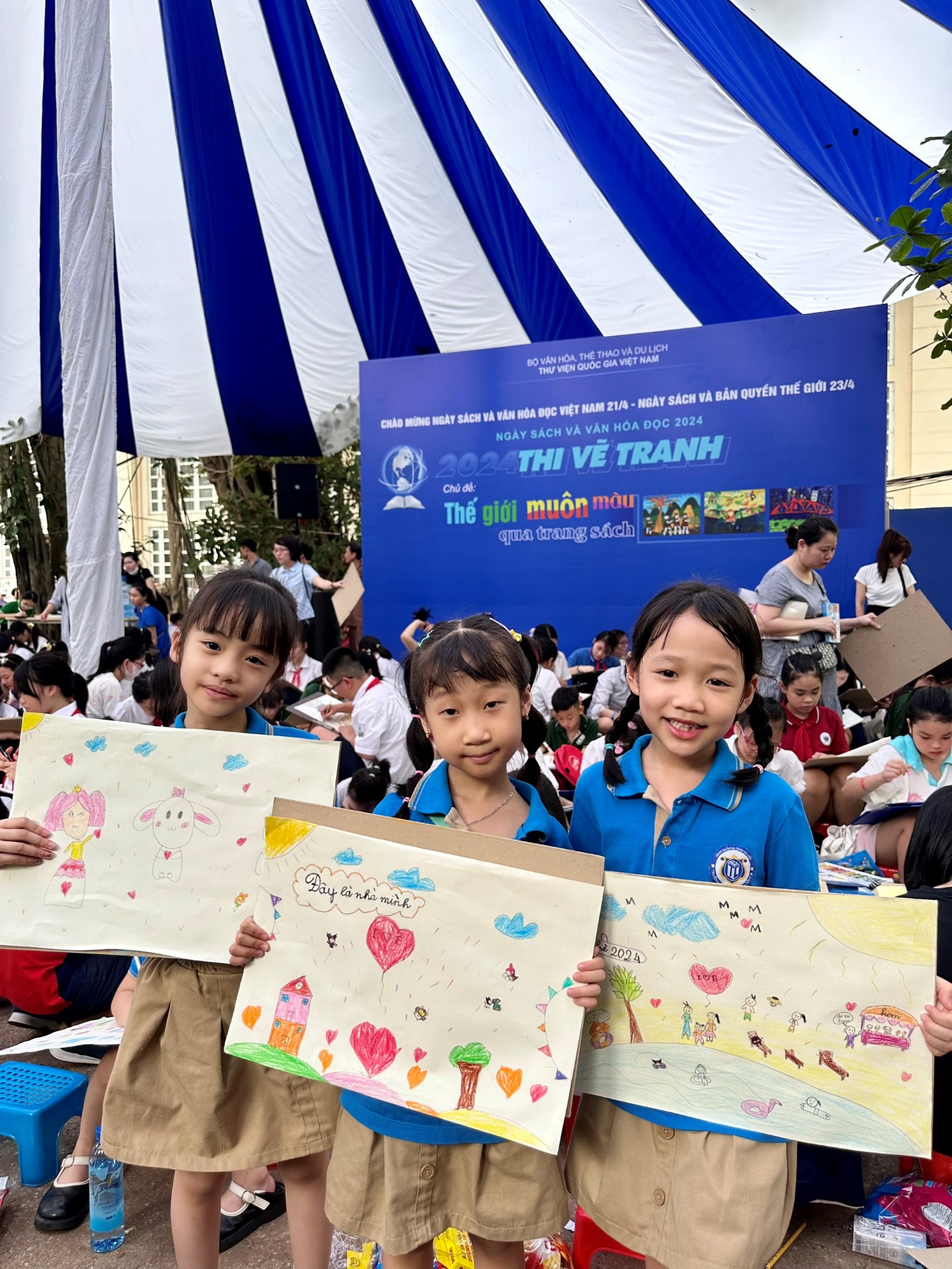 A group of children holding up posters

Description automatically generated